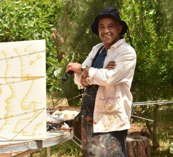 الفنان التشكيلي طلال الأزرق يخطف الأنظار في مهرجان تساوت الرابع للثقافة والفن 