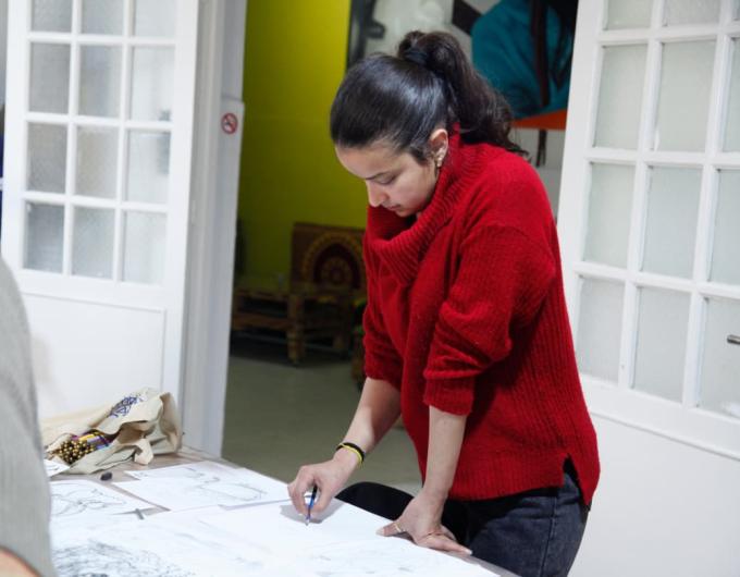 مريم سراجي.. فنانة تشكيلية ترسم مسارها بإبداع متجدد وتربية جمالية ملتزمة