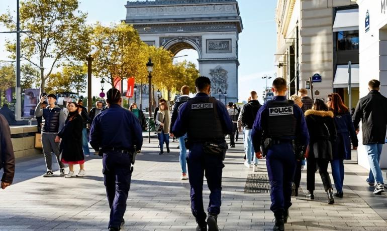 اعتقال 13 شخصا في باريس على خلفية رسمهم صلبانا معقوفة