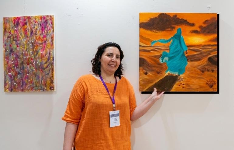 الفنانة التشكيلية حسناء الشرتي تتألق في افتتاح ملتقى الوحدة الدولي للفنون التشكيلية بالدار البيضاء