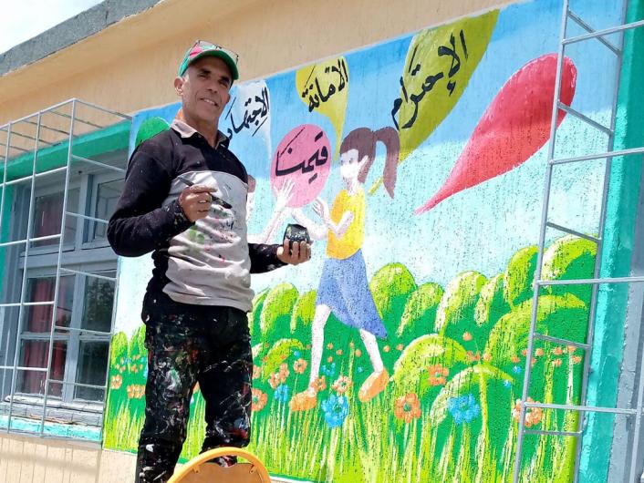 عبد العزيز اجريري .. حين يتحدث الفن بلغة الخط واللون