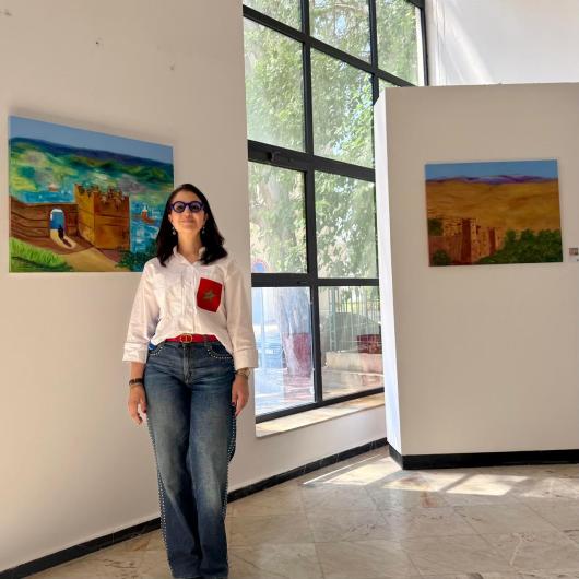 الفنانة التشكيلية بشرى زروق تتألق في معرض 